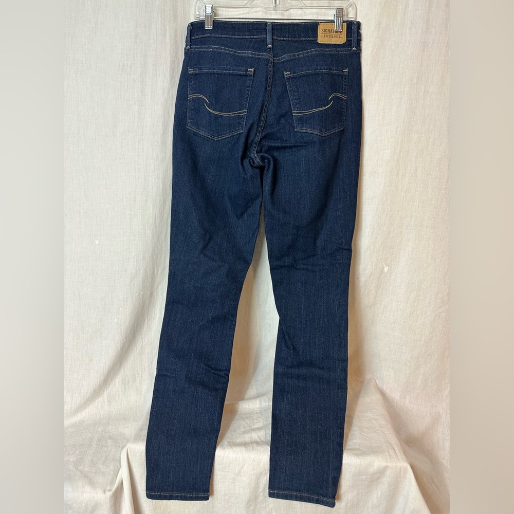 Women’s Levi’s Jeans - Picture 3 of 5